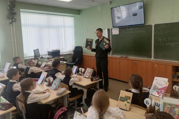 Росгвардеец провел урок мужества для саранских школьников