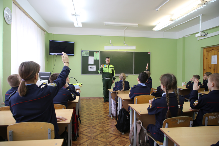 В Саранске росгвардеец рассказал подшефным кадетам о дорожной безопасности