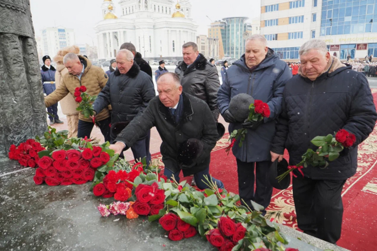 В Мордовии начальник Управления Росгвардии принял участие в церемонии возложения цветов в память о воинах России