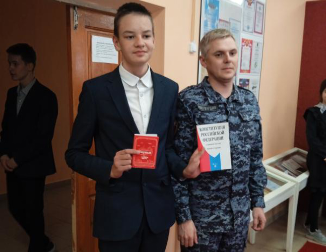В Мордовии офицер Росгвардии вручил школьникам главный документ -  паспорт гражданина России