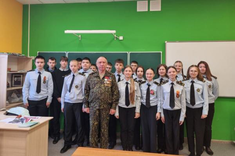 В Мордовии председатель ветеранской организации Росгвардии провел урок мужества для школьников