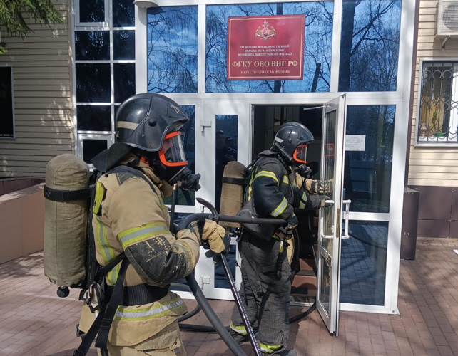 В Чамзинке Росгвардия и МЧС России провели тренировку по ликвидации условного пожара 