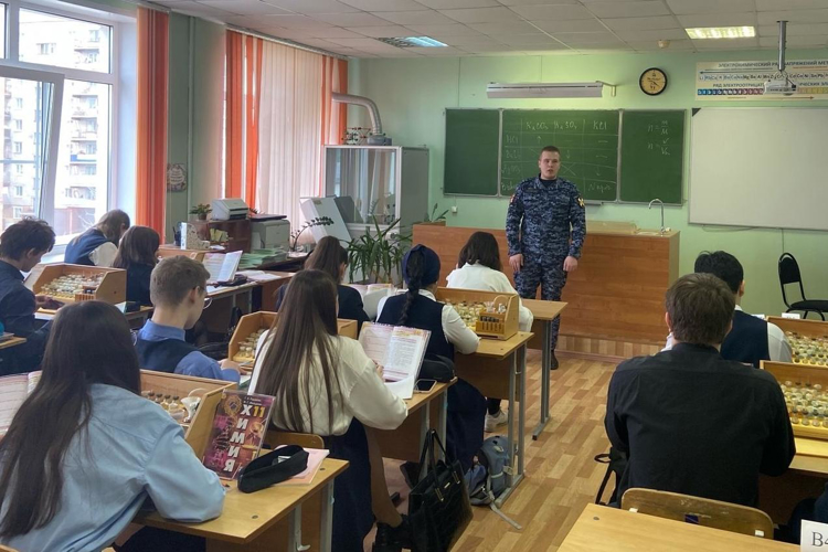 В Саранске офицер Росгвардии  провел урок ранней профессиональной ориентации