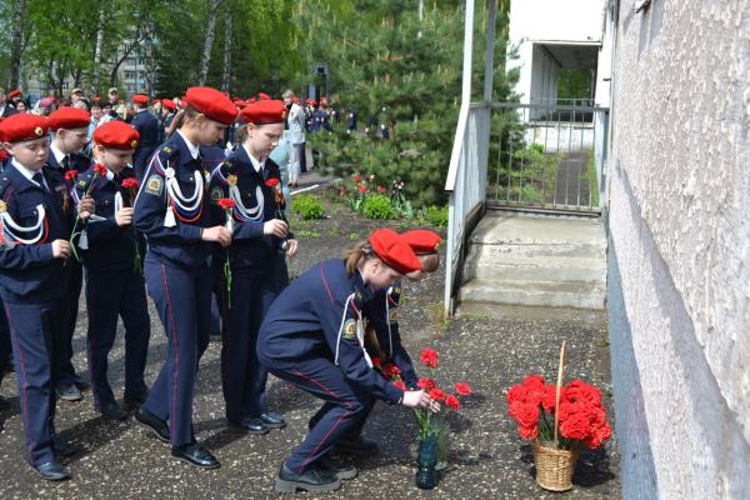 Росгвардейцы приняли участие в церемонии открытия мемориальной доски в саранской подшефной школе