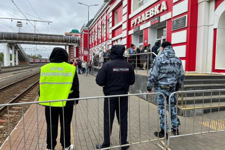 В Рузаевке сотрудники Росгвардии приняли участие в обеспечении безопасности во время встречи «Паровоза Победы»