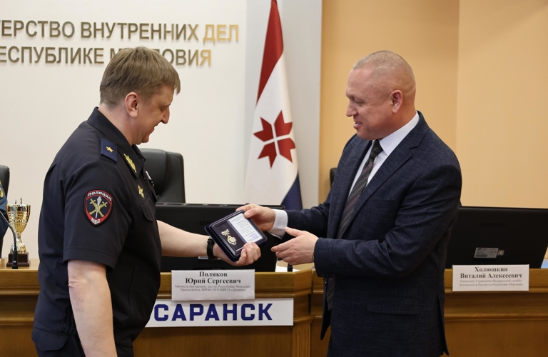 Начальнику Управления Росгвардии по Республике Мордовия вручили нагрудный знак общества «Динамо»