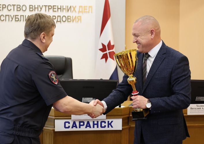Начальнику Управления Росгвардии по Республике Мордовия вручили нагрудный знак общества «Динамо»
