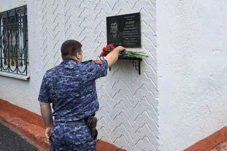 В Мордовии сотрудники вневедомственной охраны Росгвардии почтили память погибшего коллеги