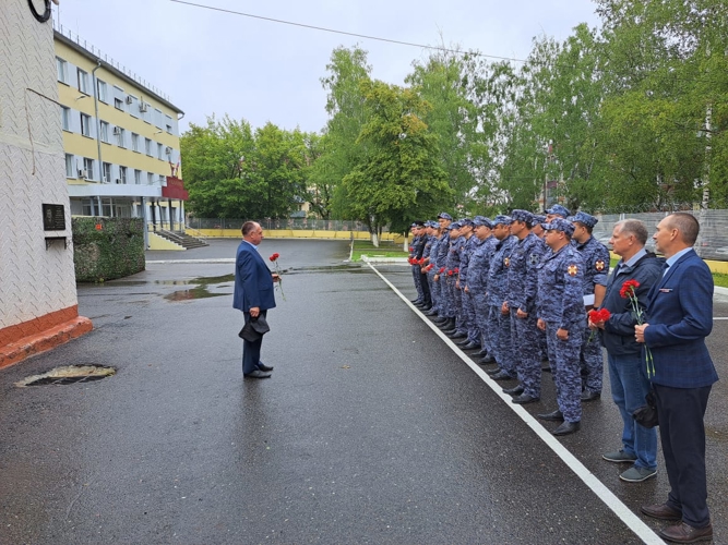 В Мордовии сотрудники вневедомственной охраны Росгвардии почтили память погибшего коллеги