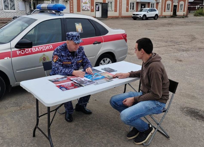В Торбеево росгвардейцы рассказали гражданам о преимуществах военной службы