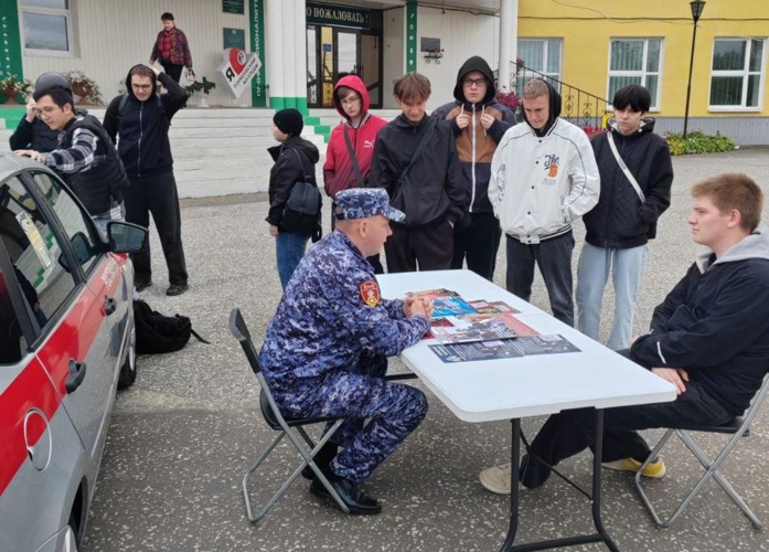 В Торбеево росгвардейцы рассказали гражданам о преимуществах военной службы