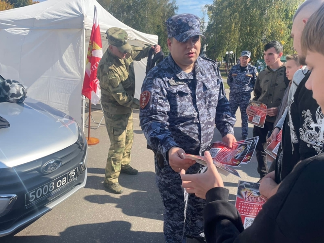 В Ичалках сотрудники Росгвардии рассказали гражданам о преимуществах военной службы