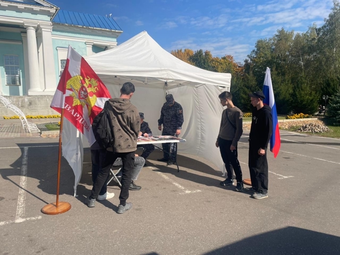 В Ичалках сотрудники Росгвардии рассказали гражданам о преимуществах военной службы