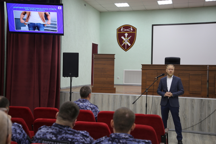В Саранске росгвардейцы прослушали просветительскую лекцию о кибертерроризме