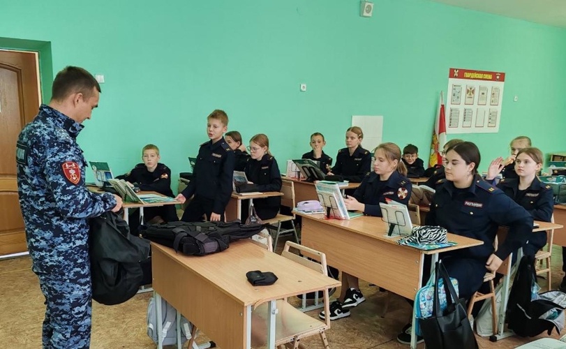 В Мордовии офицер Росгвардии провел урок мужества, посвященный Единому дню профилактики терроризма