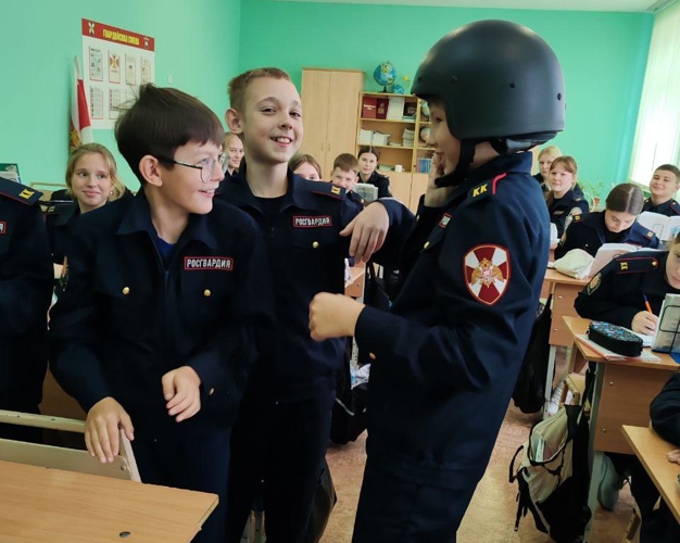 В Мордовии офицер Росгвардии провел урок мужества, посвященный Единому дню профилактики терроризма