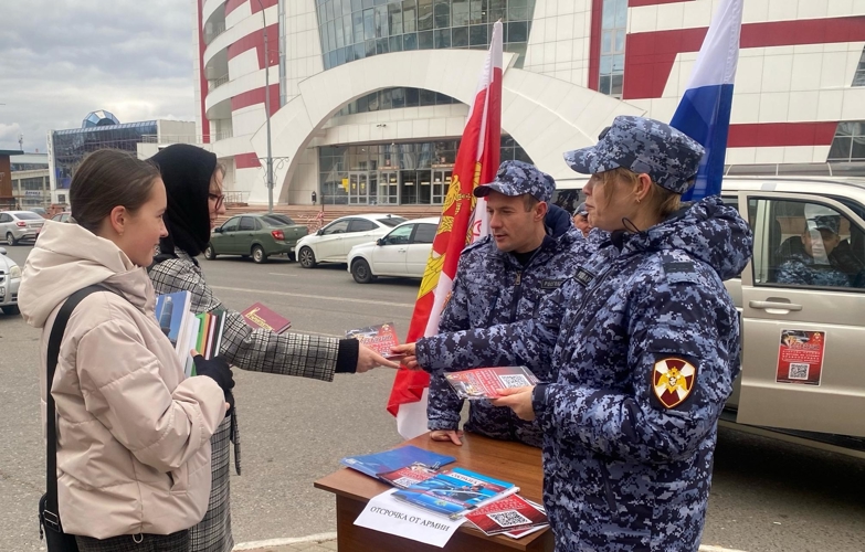 В Саранске росгвардейцы рассказали гражданам о преимуществах военной службы