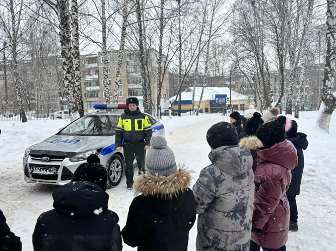 В Мордовии инспектор ВАИ территориального управления Росгвардии встретился с подшефными кадетами