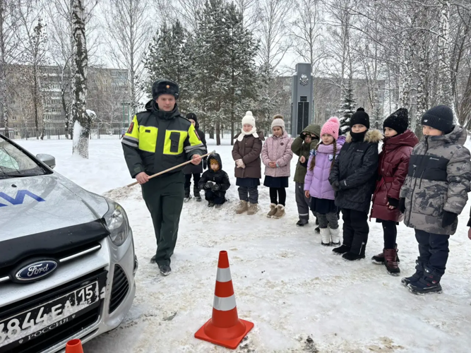 В Мордовии инспектор ВАИ территориального управления Росгвардии встретился с подшефными кадетами