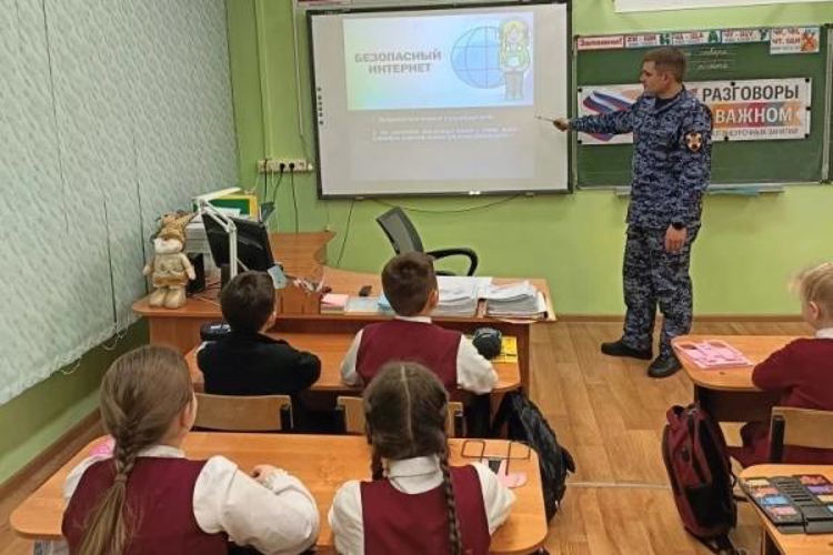 В Саранске росгвардеец провел урок цифровой гигиены для лицеистов