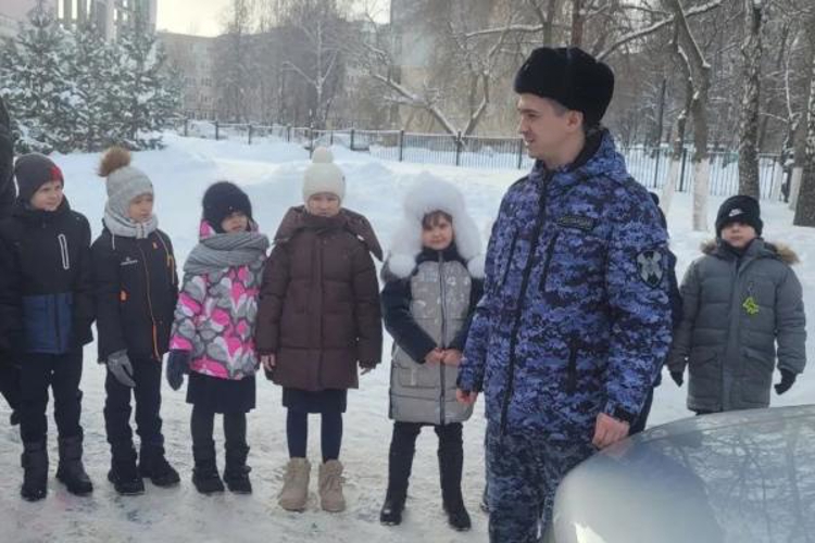 Кадеты Саранска примерили бронежилеты и посидели за рулем служебного автомобиля Росгвардии