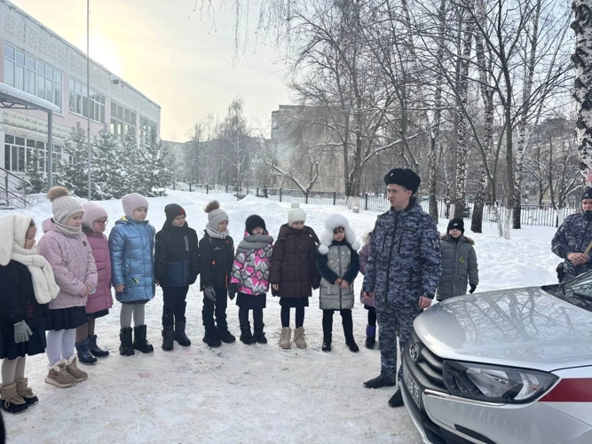 Кадеты Саранска примерили бронежилеты и посидели за рулем служебного автомобиля Росгвардии