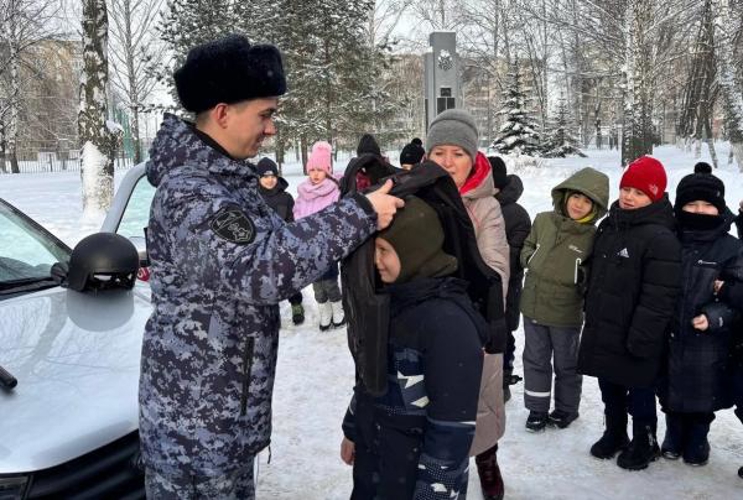 Кадеты Саранска примерили бронежилеты и посидели за рулем служебного автомобиля Росгвардии