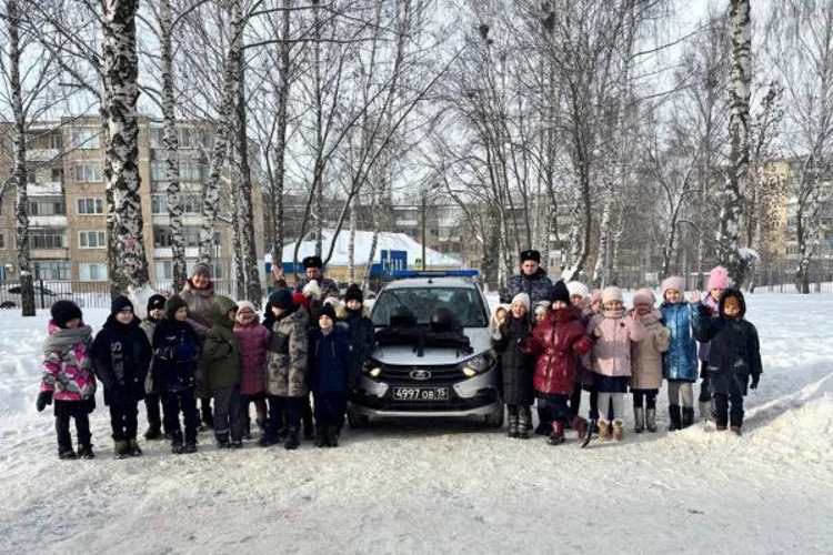 Кадеты Саранска примерили бронежилеты и посидели за рулем служебного автомобиля Росгвардии