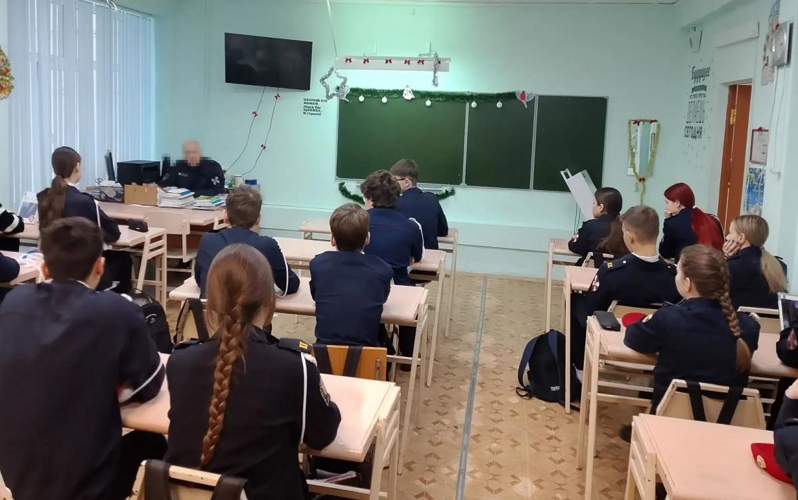 «Безопасность начинается с тебя»: сотрудник СОБР «Звезда» Управления Росгвардии по Республике Мордовия провёл урок мужества для подшефного класса
