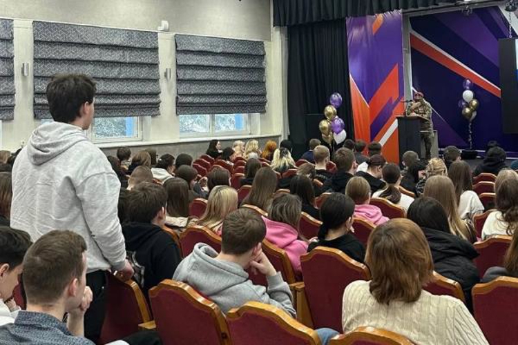 В Саранском кооперативном институте росгвардеец рассказал студентам, как не стать «биодроном»