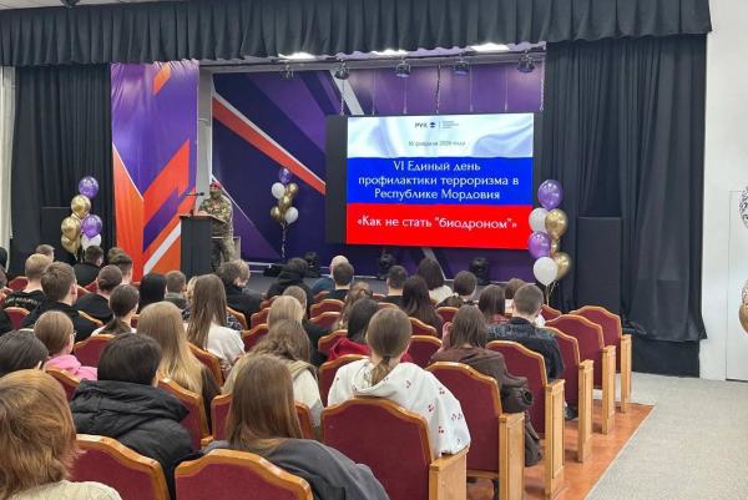 В Саранском кооперативном институте росгвардеец рассказал студентам, как не стать «биодроном»