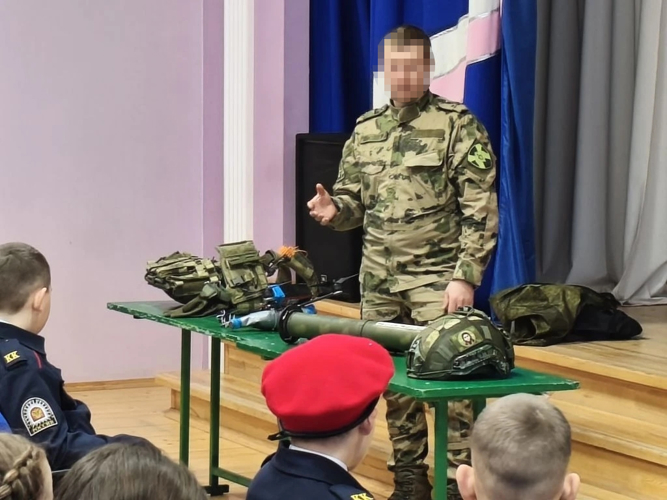 В Мордовии сотрудник спецподразделения Росгвардии провёл патриотическое мероприятие для подшефных кадет