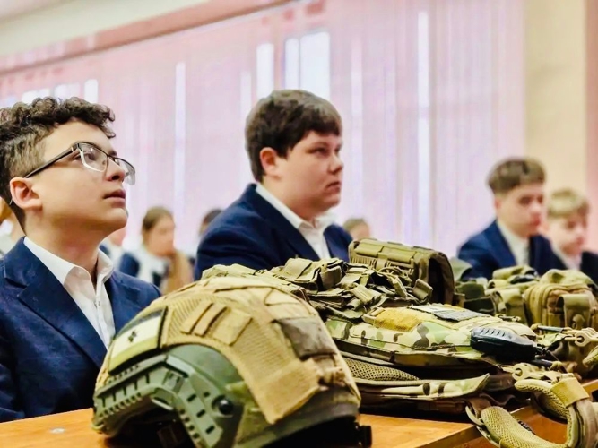 В Мордовии сотрудник ОМОН «Аркуда» Росгвардии провел урок мужества, приуроченный к 10-летию Росгвардии