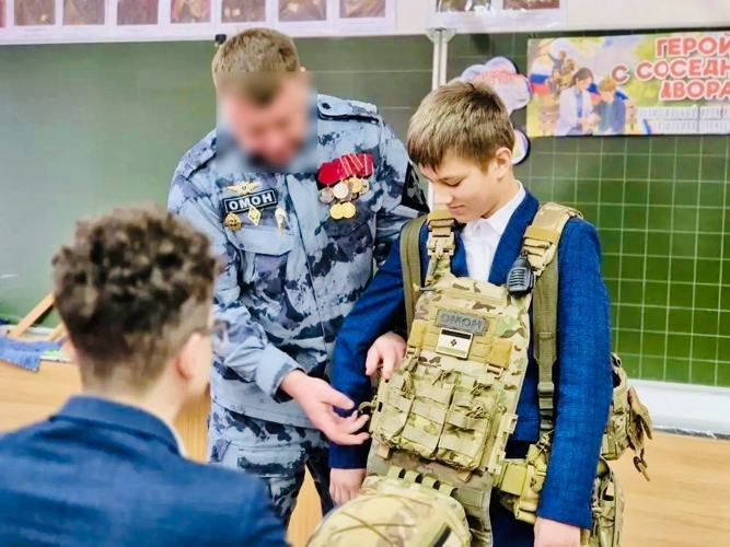 В Мордовии сотрудник ОМОН «Аркуда» Росгвардии провел урок мужества, приуроченный к 10-летию Росгвардии