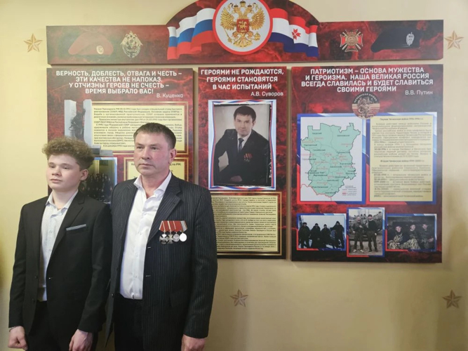 В Мордовии в преддверии Дня образования СОБР «Звезда» росгвардейцы и ветераны открыли памятный стенд в саранской школе № 24