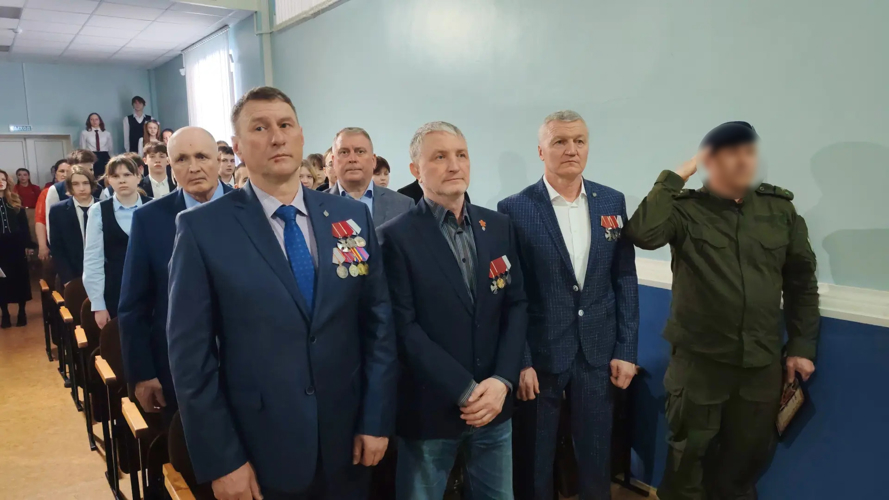 В Мордовии в преддверии Дня образования СОБР «Звезда» росгвардейцы и ветераны открыли памятный стенд в саранской школе № 24
