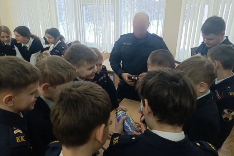 В Мордовии сотрудник СОБР «Звезда» территориального управления Росгвардии провел урок безопасности с подшефными кадетами 