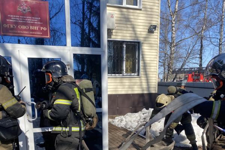 В Чамзинке Росгвардия и МЧС России провели тренировку по ликвидации условного пожара