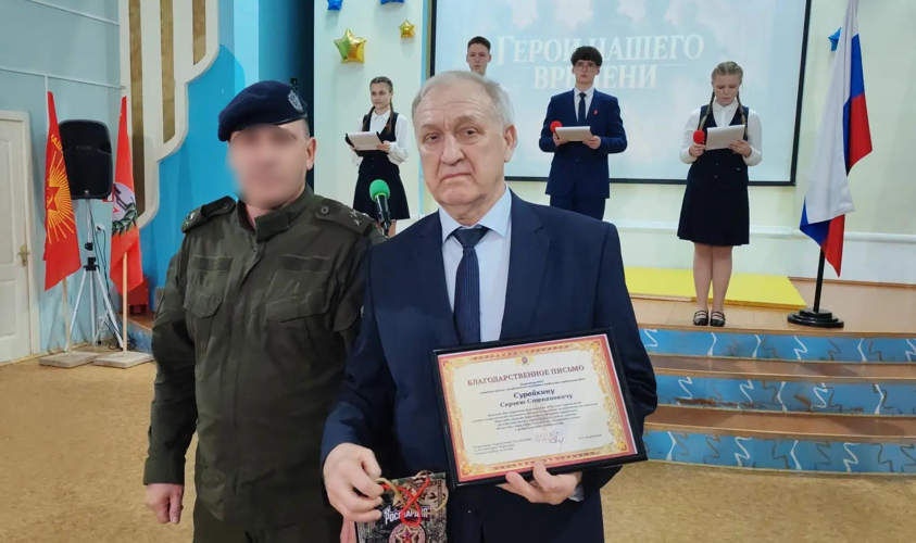 В Мордовии в преддверии Дня образования СОБР «Звезда» росгвардейцы и ветераны открыли памятный стенд в саранской школе № 24
