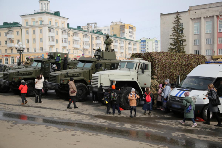 В Мордовии прошла выставка спецтехники территориального управления Росгвардии, посвященная 10-летию ведомства