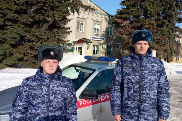 В Мордовии сотрудники Росгвардии помогли эвакуировать пожилую женщину из горящего дома (видео)