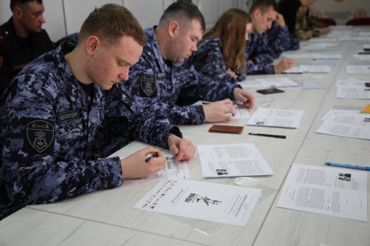 В Мордовии росгвардейцы написали «Диктант Победы»