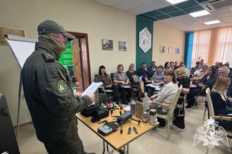 В Мордовии офицер СОБР «Звезда» Росгвардии провел занятие по антитеррористической безопасности для госслужащих 