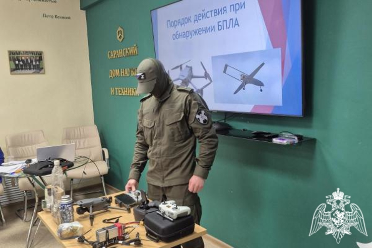 В Мордовии офицер СОБР «Звезда» Росгвардии провел занятие по антитеррористической безопасности для госслужащих 