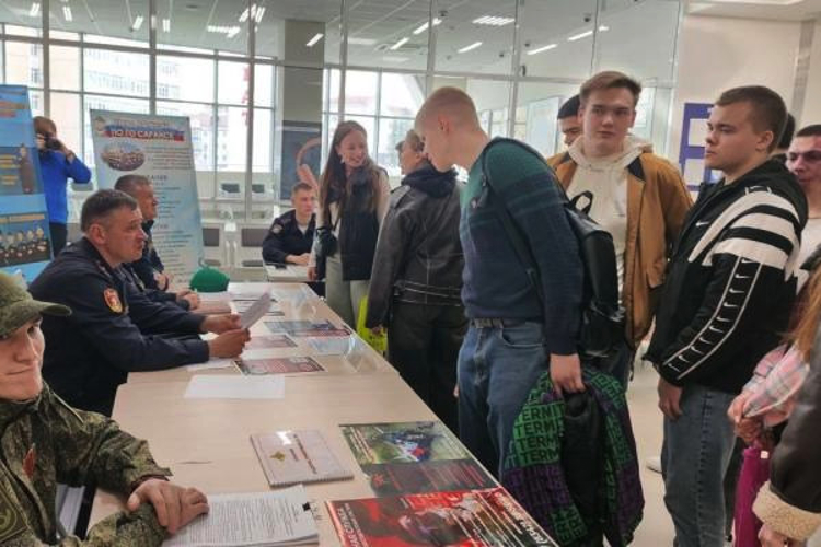 В Саранске росгвардейцы приняли участие в городской ярмарке вакансий