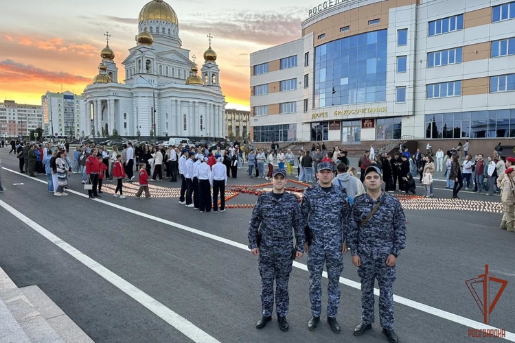 Сотрудники Росгвардии в Саранске зажгли огненные картины войны