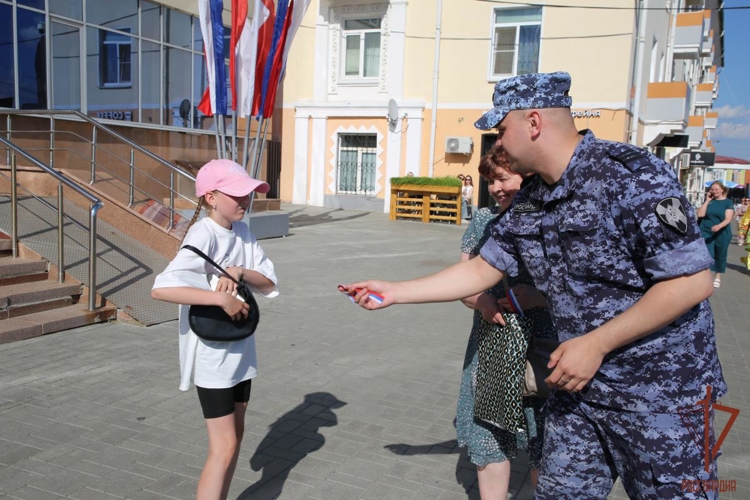 Росгвардейцы в Мордовии присоединились ко всероссийской акции «Российский триколор»
