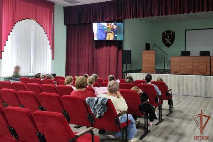 В Мордовии росгвардейцы рассказали молодому поколению о дистанционных преступлениях 