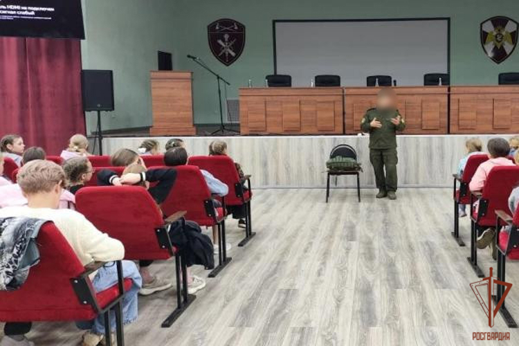 В Мордовии росгвардейцы рассказали молодому поколению о дистанционных преступлениях 