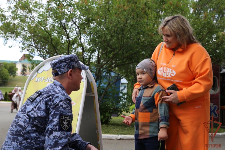 Викторина по безопасности с сотрудниками Росгвардии: в Мордовии отметили детский праздник